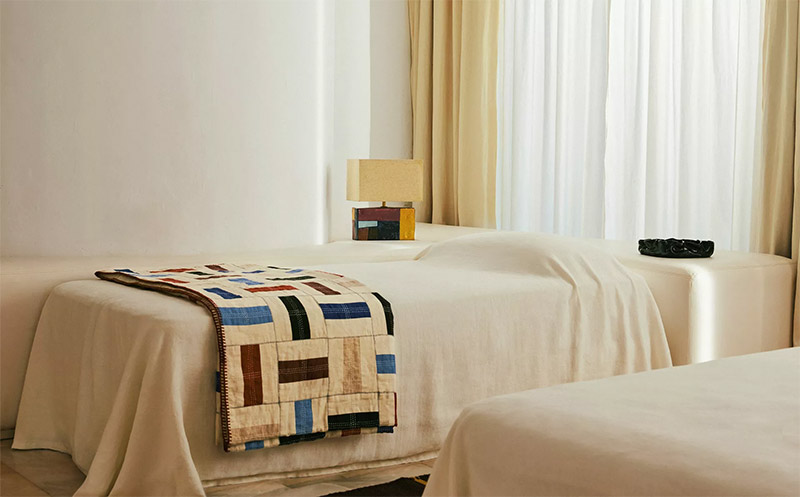 Zara Home & Collagerie été 2025 - JETÉ DE LIT PATCHWORK EN COTON ET LIN ET LAMPE DE TABLE À BASE DE MOSAÏQUE Zara Home & Collagerie été 2025 - JETÉ DE LIT PATCHWORK EN COTON ET LIN ET LAMPE DE TABLE À BASE DE MOSAÏQUE