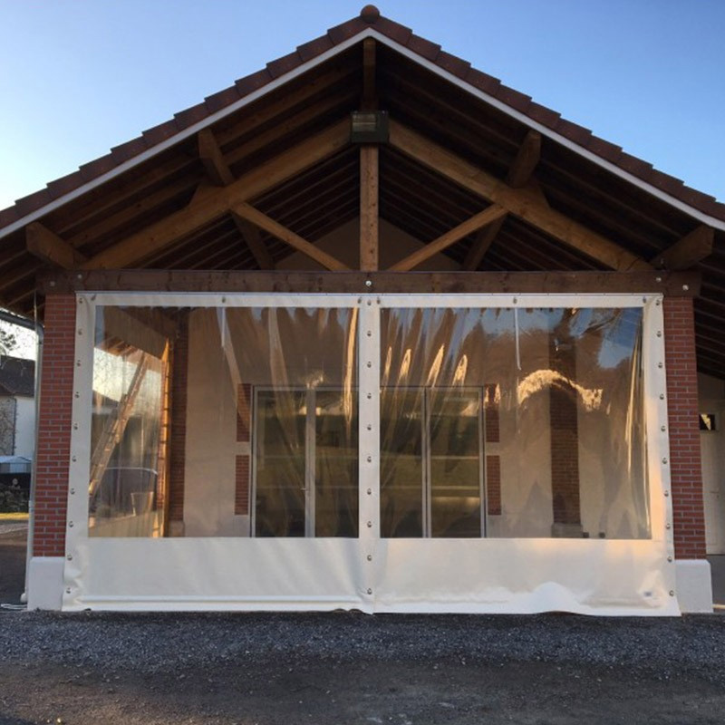 Bâche sur mesure pour la fermeture d'une terrasse semi-ouverte Bâche sur mesure pour la fermeture d'une terrasse semi-ouverte