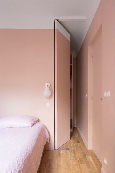 Chambre design qui fond les portes dans le décor par la couleur