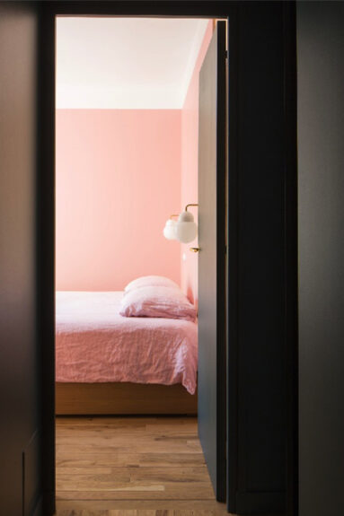 Chambre design qui fond les portes dans le décor par la couleur