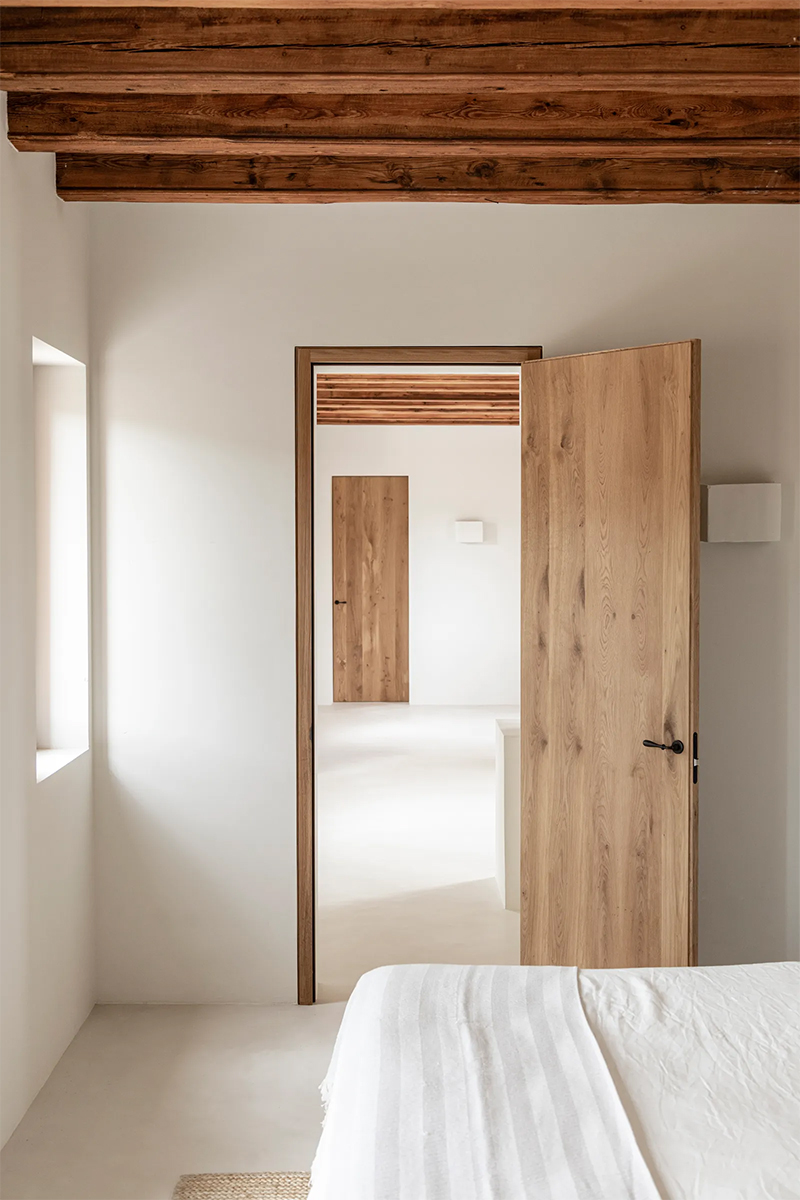 Chambre design de style méditerranéen avec une porte en bois pleine