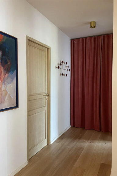 Un appartement à Aix-en-Provence aux détails de porte intérieure soignée