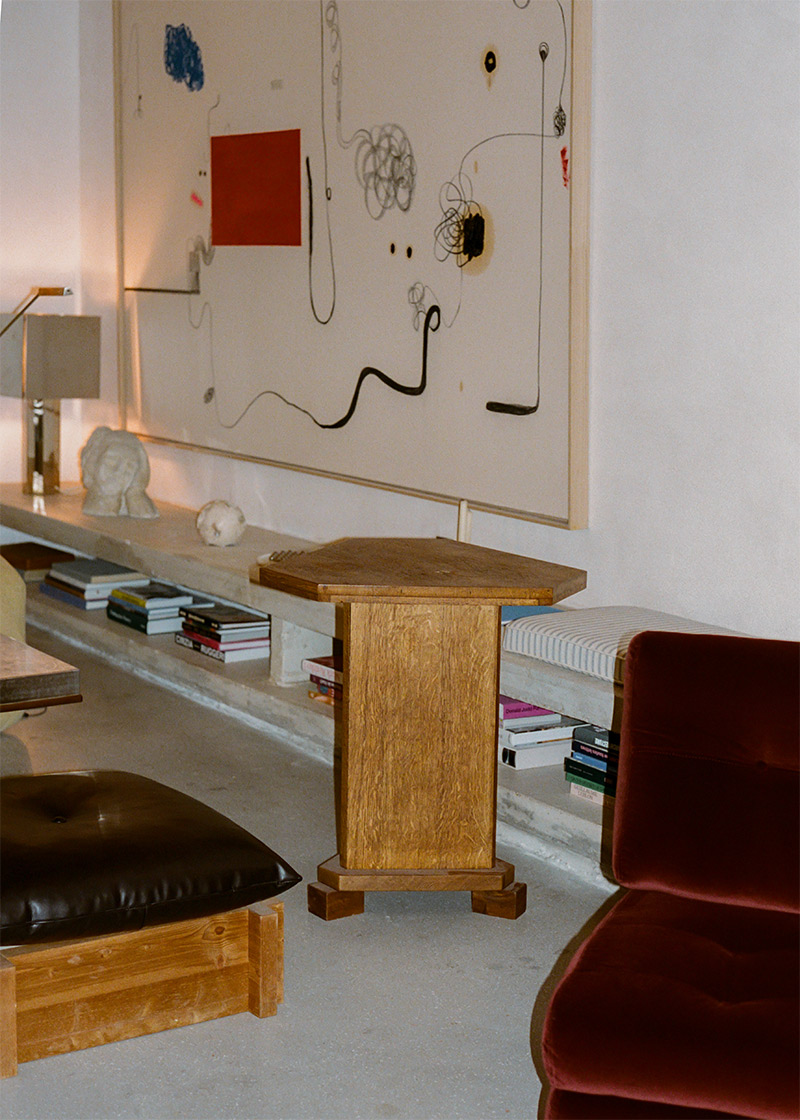 Le salon au style éclectique présentant de nombreuses œuvres d'art - Hôtel Massé, rue Victor Massé, Paris 9