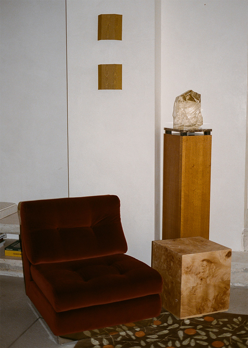 Fauteuil en velours rubis et œuvres d'art - Hôtel Massé, rue Victor Massé, Paris 9
