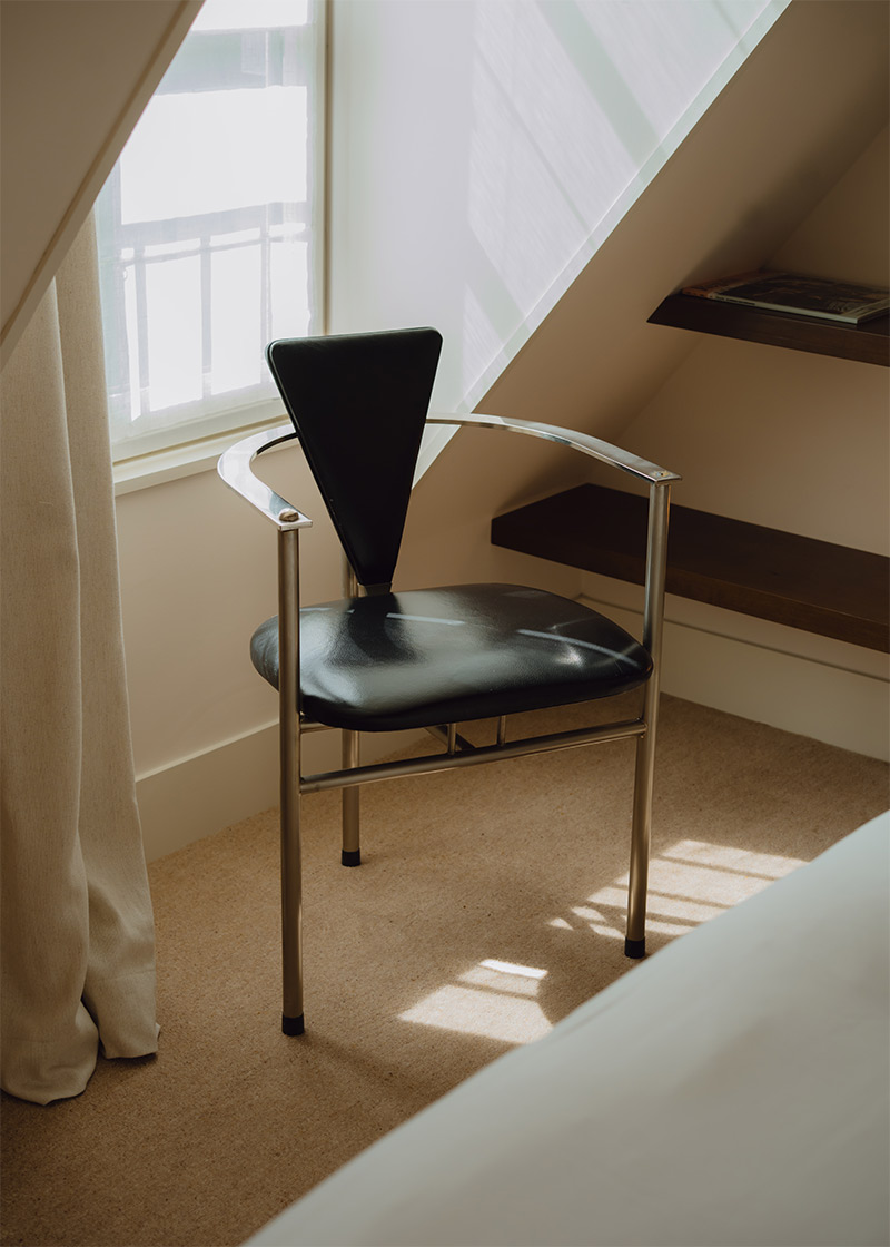 Fauteuil vintage en cuir noir et chrome chiné