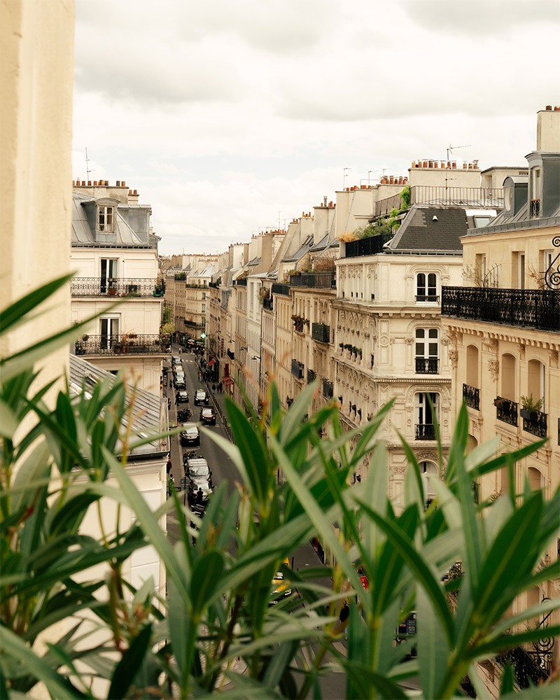 Vue du balcon donnant sur la rue Vue du balcon donnant sur la rue