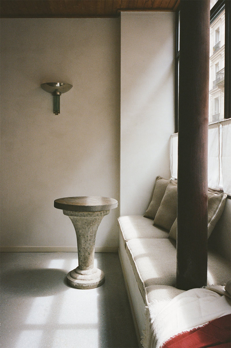 Le rez-de-chaussée, la banquette devant la baie vitrée - Hôtel Massé, rue Victor Massé, Paris 9