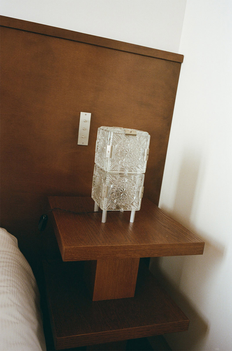 Détail d'une lampe en verre dans une chambre - Hôtel Massé, rue Victor Massé, Paris 9