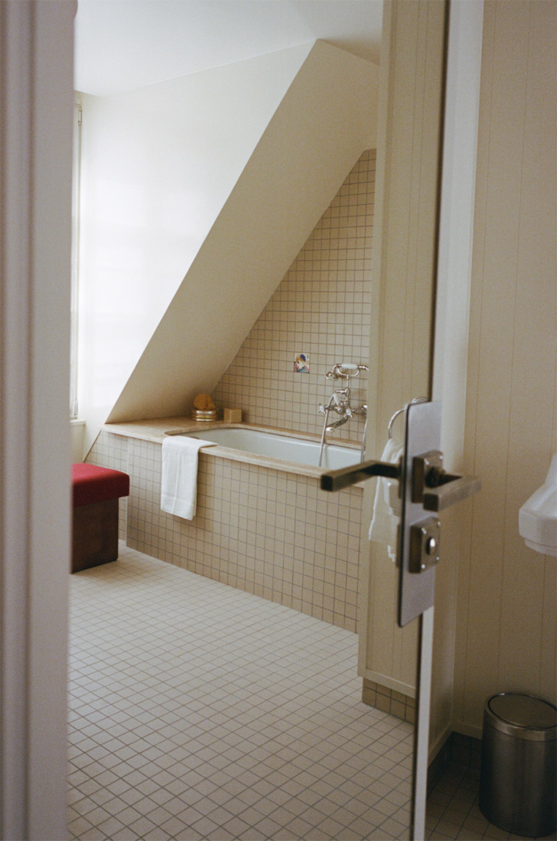 Salle de bains avec des carreaux vintage 5x5 de teinte blanc cassé - Hôtel Massé, rue Victor Massé, Paris 9