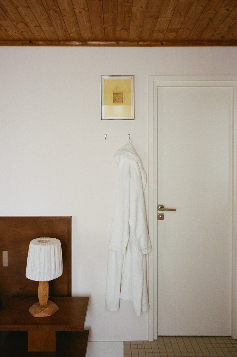 Détail lampe de chevet et peignoir