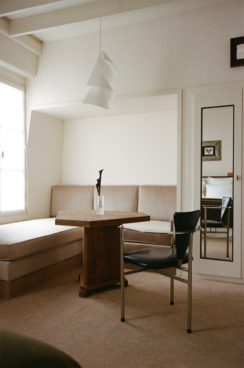 Coin salon / repas dans une chambre - Hôtel Massé, rue Victor Massé, Paris 9