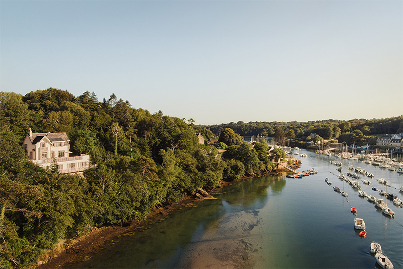 Maison Roz, se situant en surplomb de l'Aven au cœur du paysage