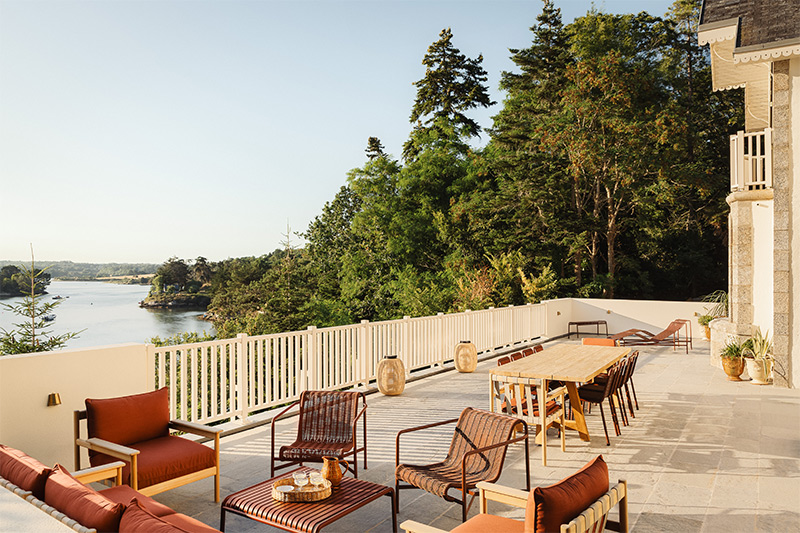La grande terrasse de la Maison Roz donnant sur l'Aven