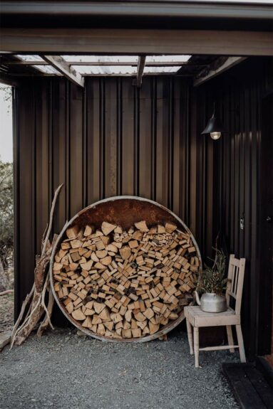 Réserve de bois, stokée dans un cylindre en métal à l'extérieur Réserve de bois, stokée dans un cylindre en métal à l'extérieur