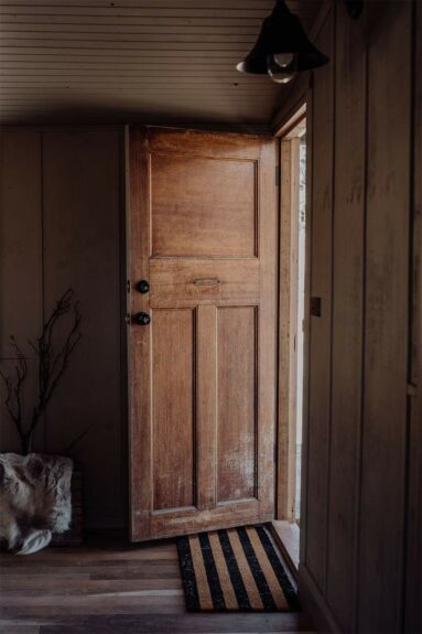 La potre d'entrée en bois brute La potre d'entrée en bois brute