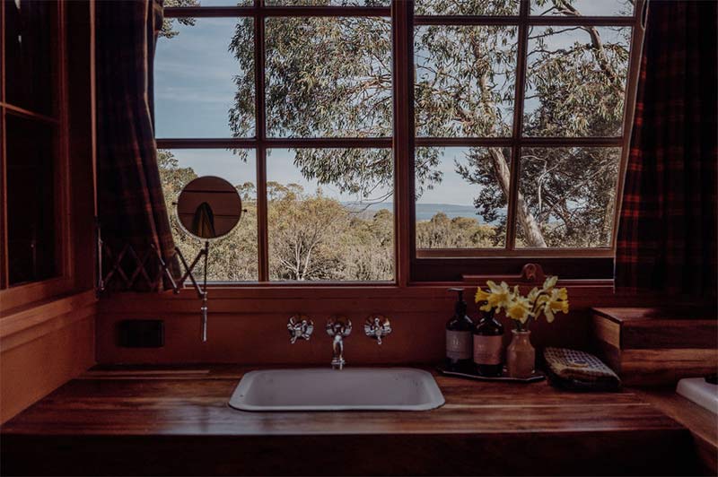 Vue de la salle de bains sur le paysage environnant Vue de la salle de bains sur le paysage environnant