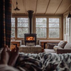 Camp Nowhere, une cabane rustique en Tasmanie, à la décoration d'automne cabane-rustique-Camp-Nowhere-en-Tasmanie_07