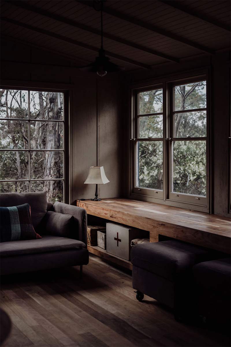 Un coin du salon dans la pénombre Un coin du salon dans la pénombre