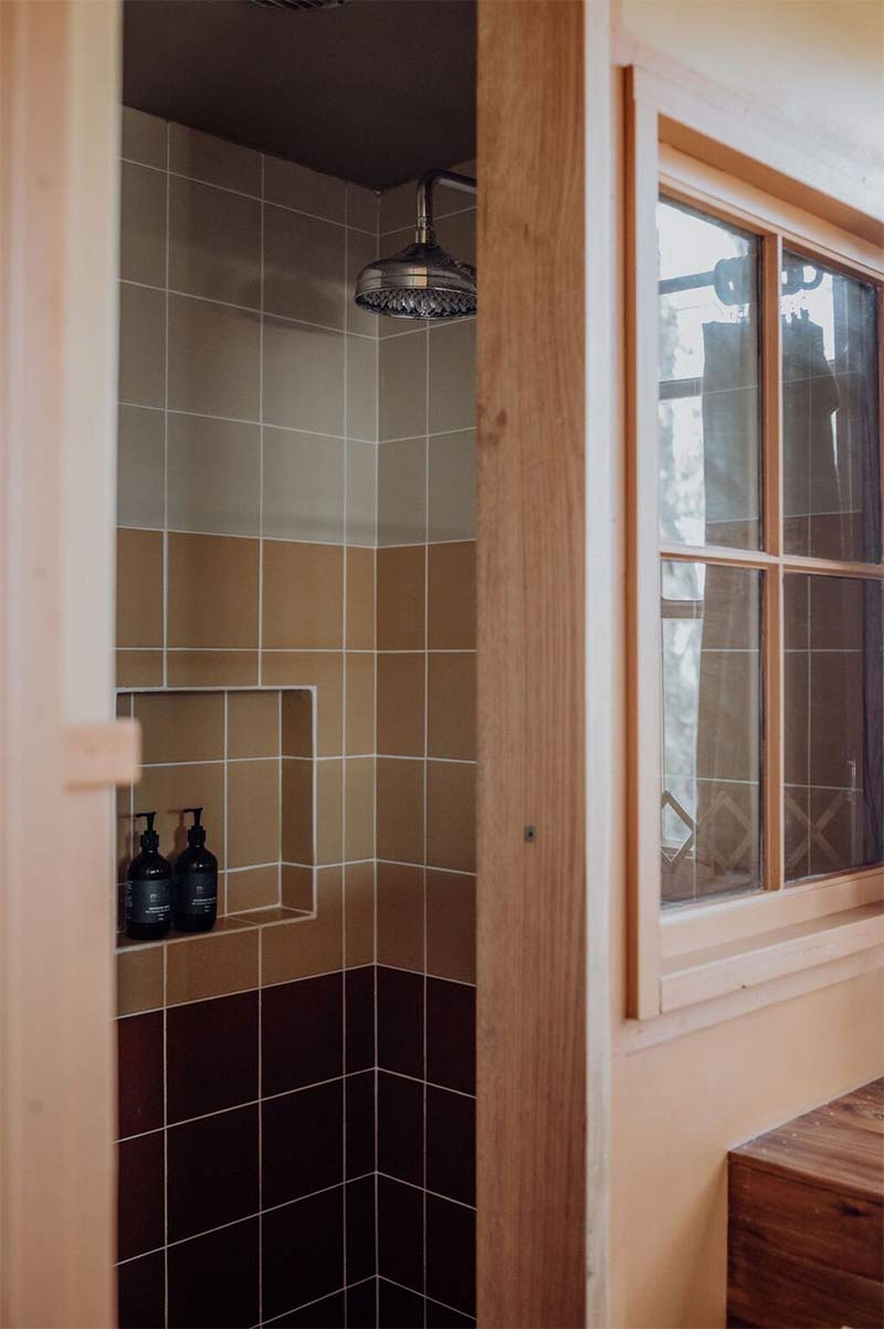 La douche avec des carreaux en dégradé et une niche pour mettre les produits de beauté La douche avec des carreaux en dégradé et une niche pour mettre les produits de beauté