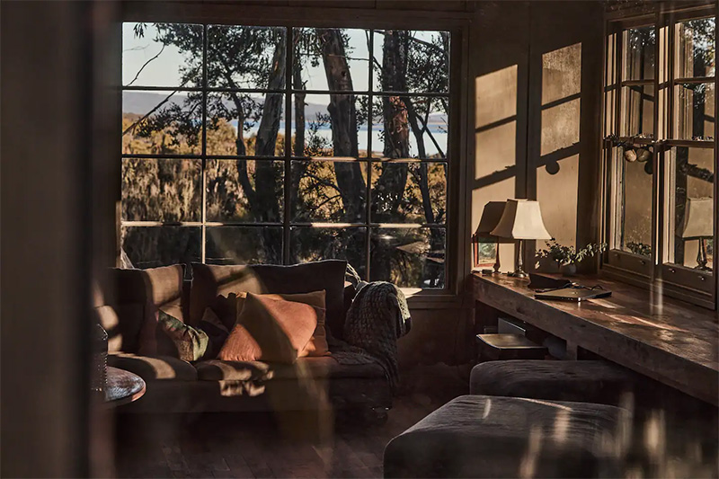 La pièce de vie baignée par la lumière du soleil couchant La pièce de vie baignée par la lumière du soleil couchant