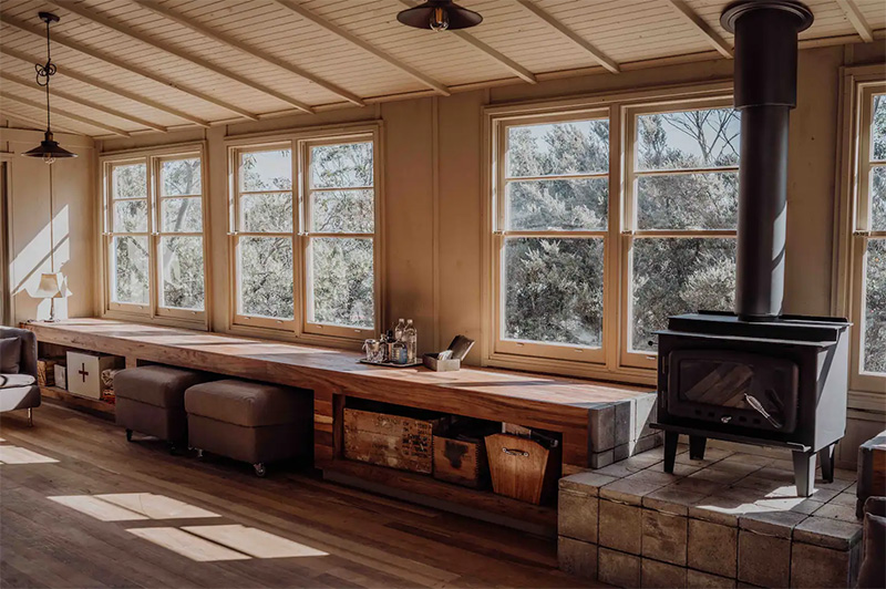 Vue des baies vitrée dans le bungalow Vue des baies vitrée dans le bungalow