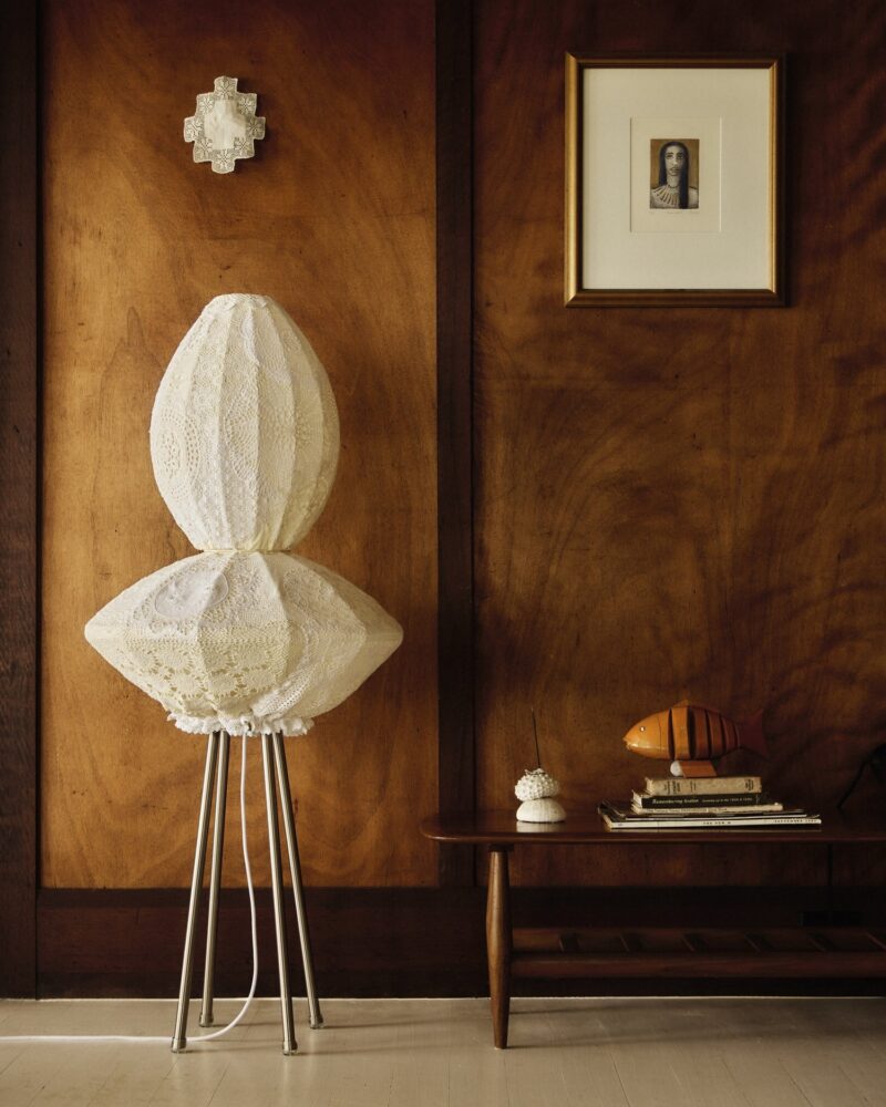 Kinships, nouvelle série de lampes, fabriquées à partir de napperons vintage Kinships, nouvelle série de lampes, fabriquées à partir de napperons vintage