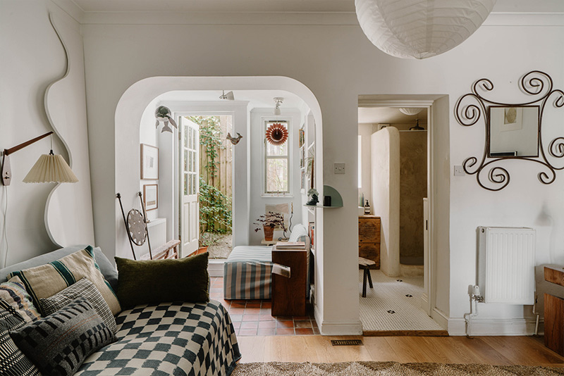 Le salon ouvrant sur la porte arrière et sa cour et la salle d'eau Le salon ouvrant sur la porte arrière et sa cour et la salle d'eau