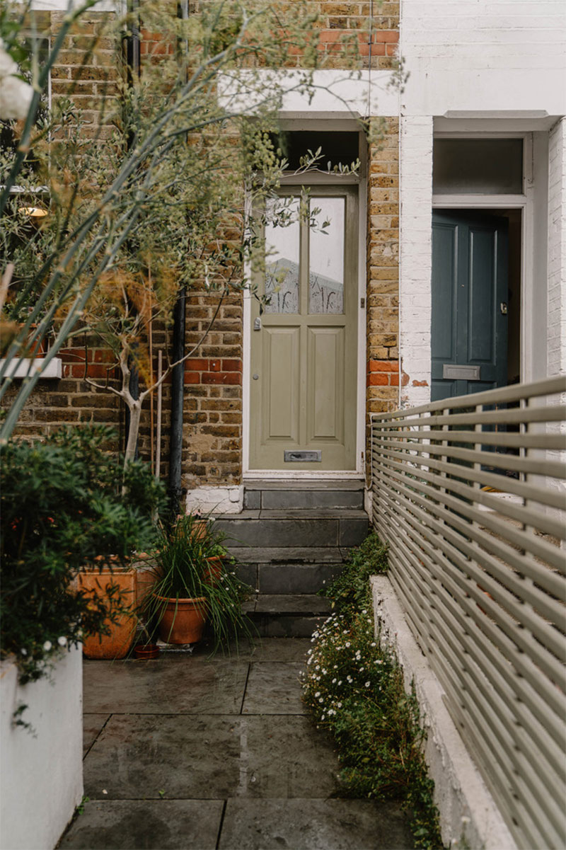 La porte d'entrée de la maison en briques, typique des faubourgs de Londres La porte d'entrée de la maison en briques, typique des faubourgs de Londres