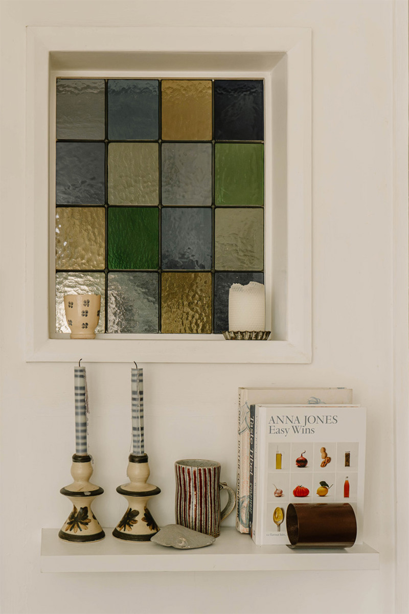 Collection de jolis objets artisanaux, mis en scène avec des livres d'art Collection de jolis objets artisanaux, mis en scène avec des livres d'art