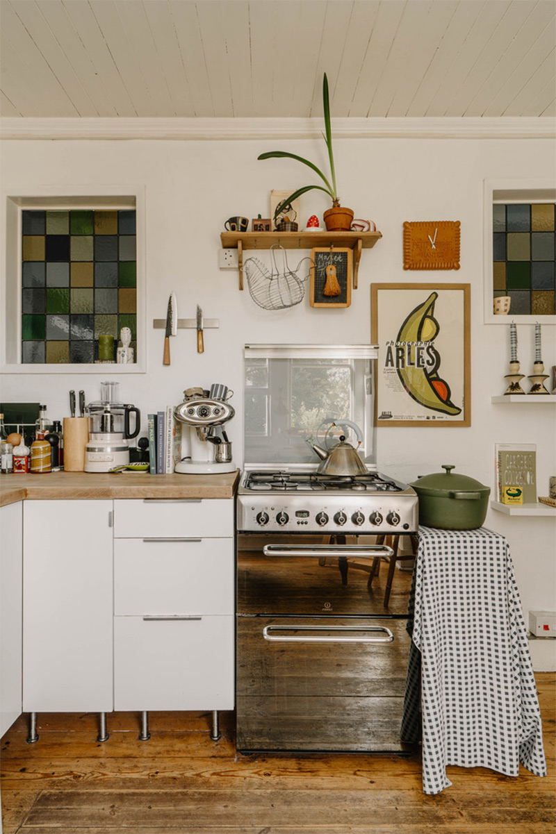 La cuisine avec son joli bric-à-brac savamment mis en scène La cuisine avec son joli bric-à-brac savamment mis en scène