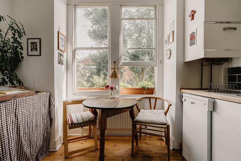 Le coin repas face aux fenêtres Le coin repas face aux fenêtres