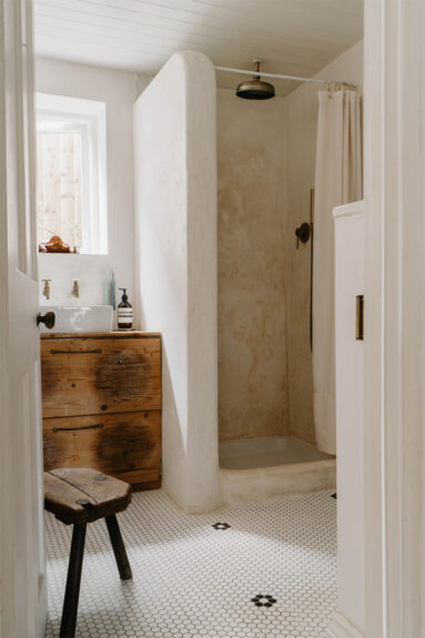 Petite salle d'eau au sol en mosaïque blanc avec des motifs noirs Petite salle d'eau au sol en mosaïque blanc avec des motifs noirs