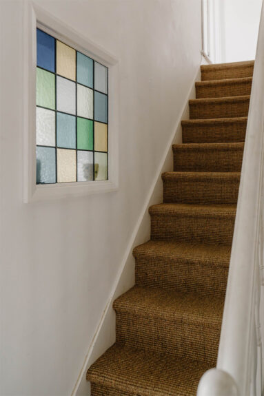 Un escalier couvert d'un revêtement en coco Un escalier couvert d'un revêtement en coco