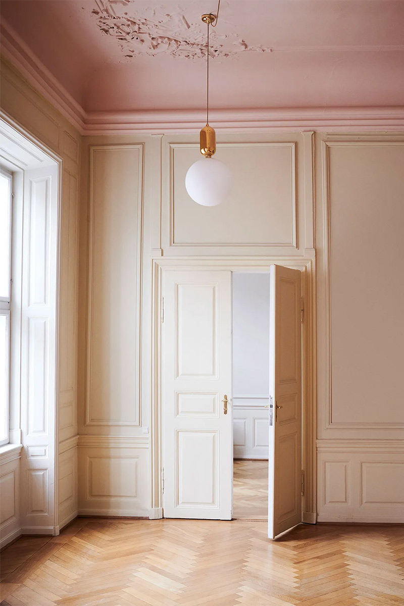 Plafond peint en rose pastel et murs jaune pastel pour cet appartement de style haussmannien Plafond peint en rose pastel et murs jaune pastel pour cet appartement de style haussmannien