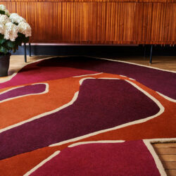 Un très beau tapis design pour un salon maximaliste sous contrôle* toutlemondebochart_Muse-rouge-Tapis-rouge-en-laine-design-Reda-Amalou