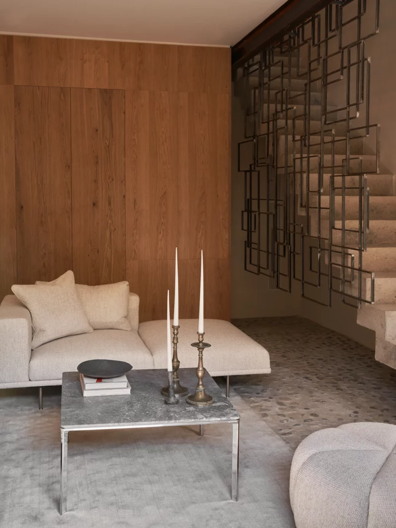 Le salon, situé au rez-de-chaussé avec son escalier "sculpture"