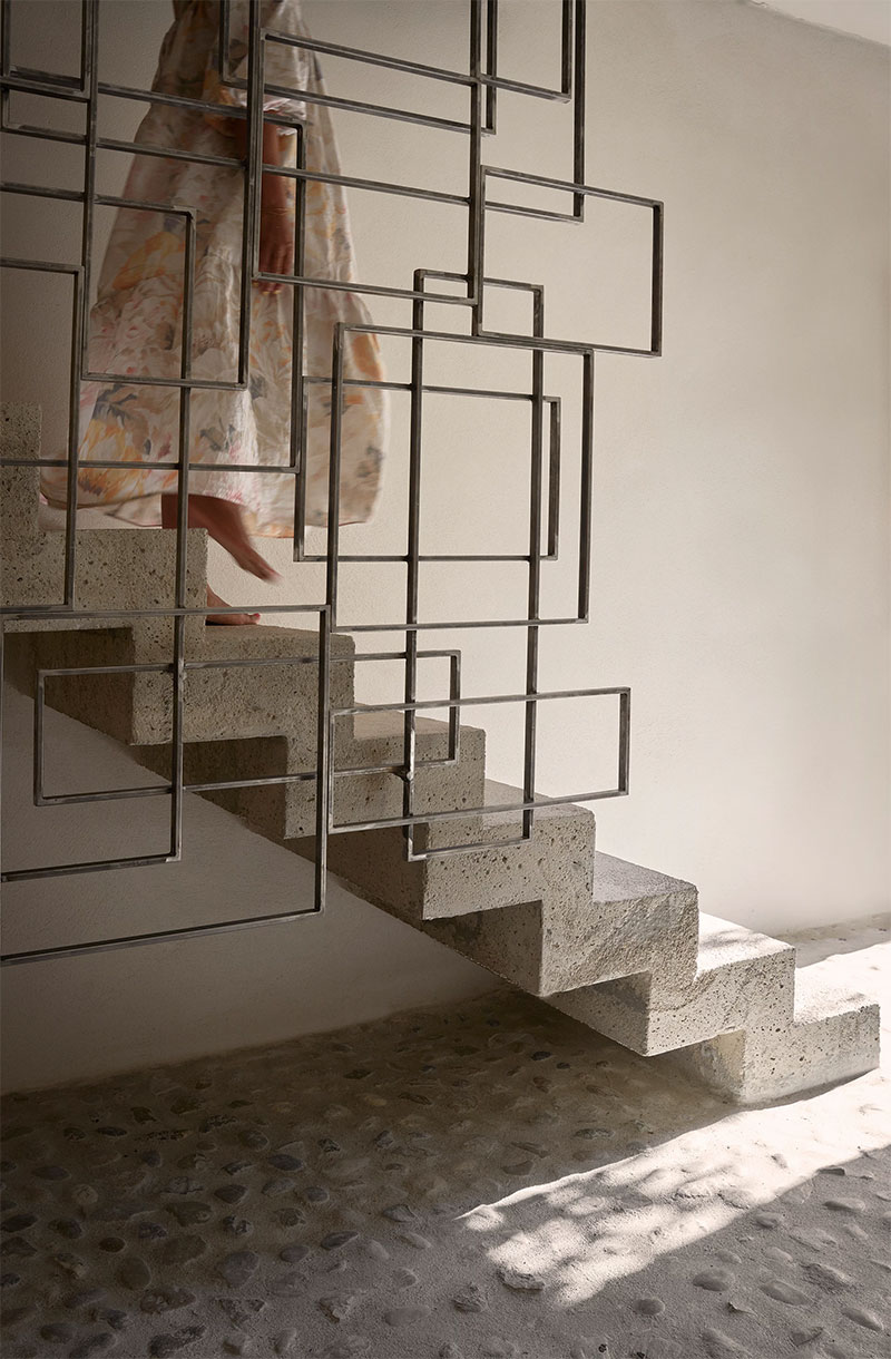 Escalier "sculpture" aux marches en béton et au garde-corps en acier