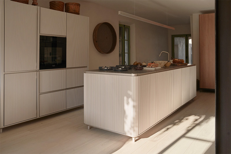 La cuisine minimaliste et contemporaine V3 de Vipp avec son îlot central