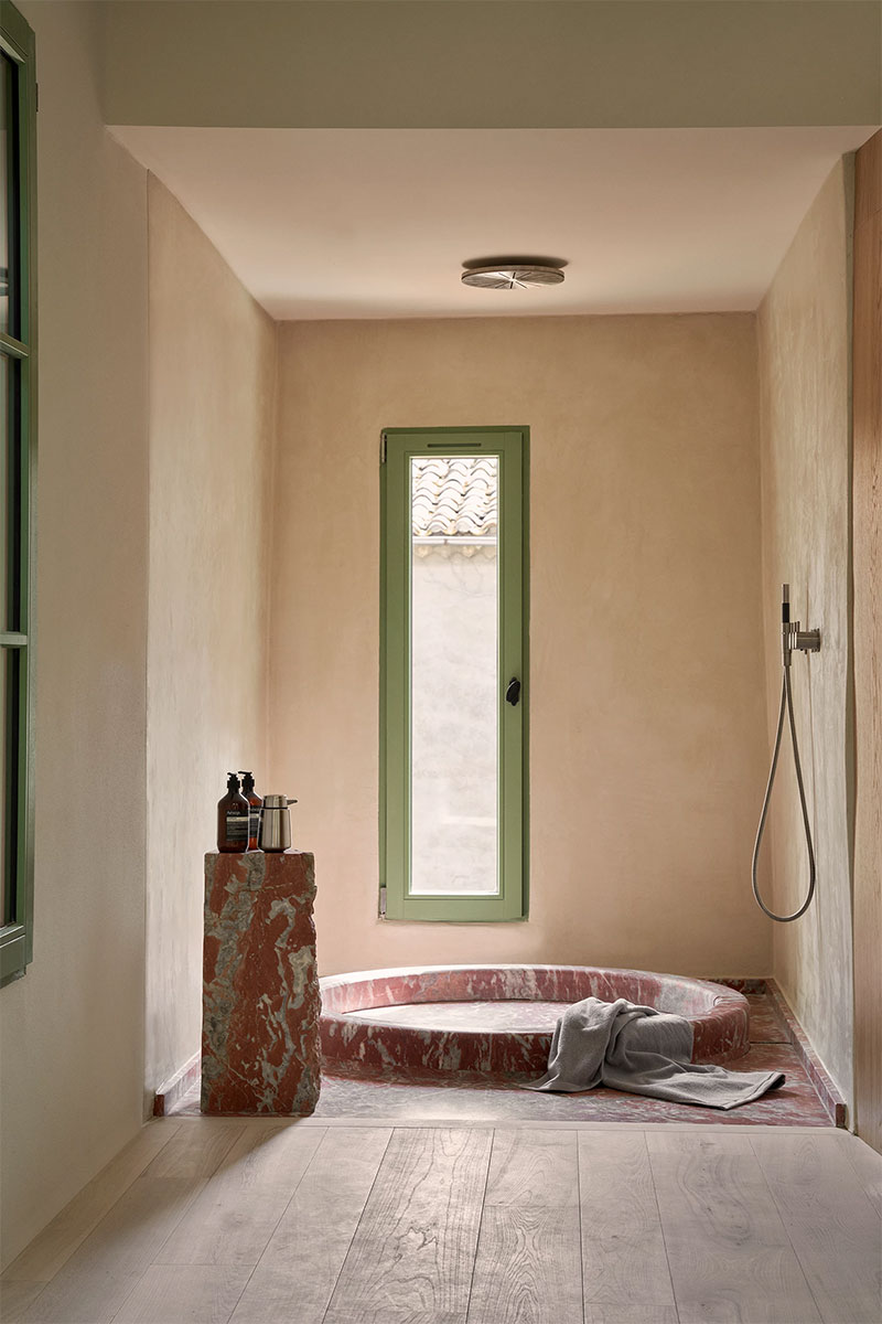 La douche avec son receveur en marbre rouge circulaire