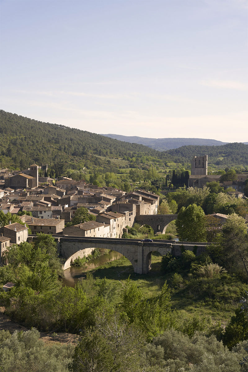 Vue sur le village de Lagrasse dans le massif des Corbières
