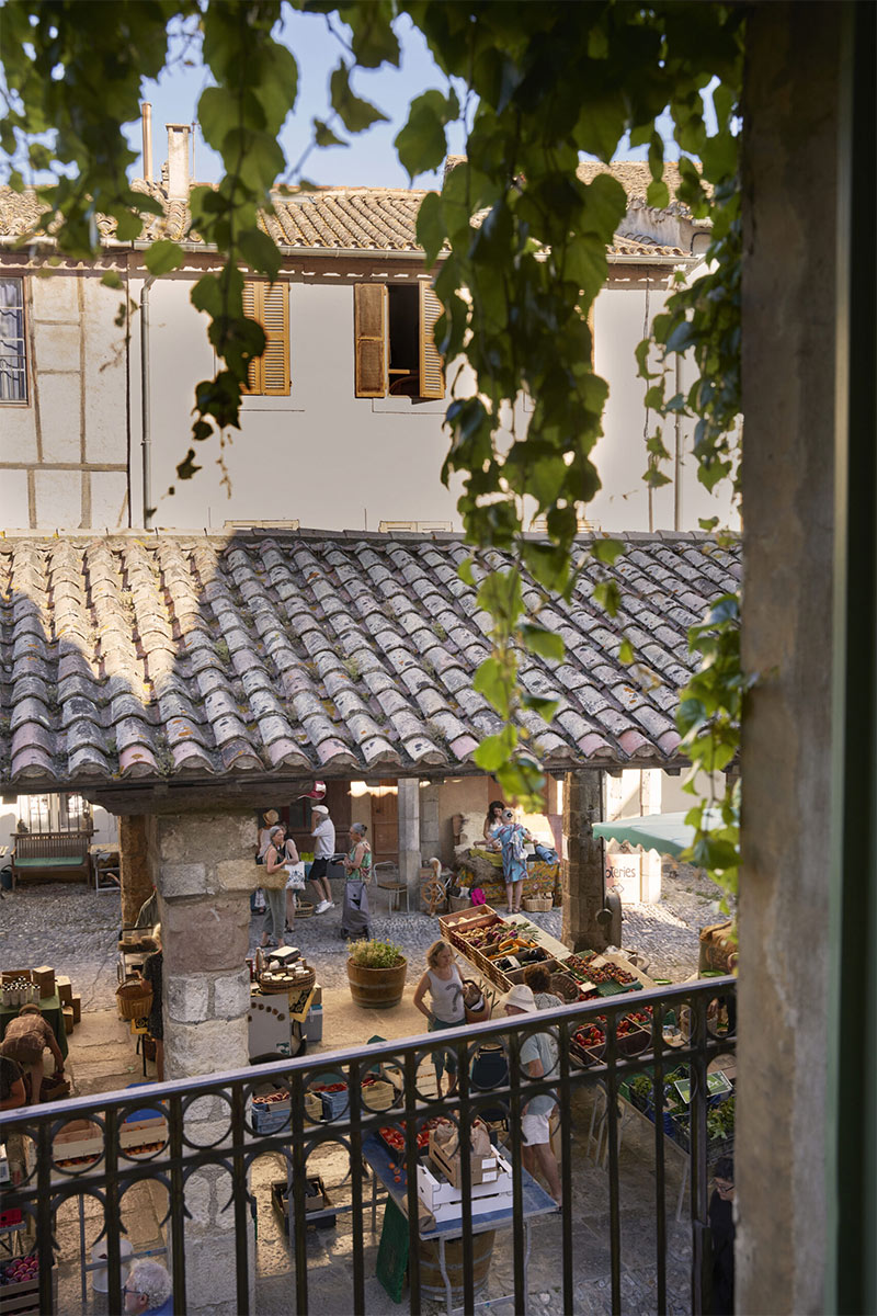 Vue plongeant de la maisons sur la place principale du village de Lagrasse