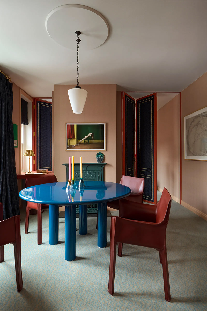 Un pied à terre en Grande Bretagne qui ose la couleur, même sur une petite surface Un pied à terre en Grande Bretagne qui ose la couleur, même sur une petite surface
