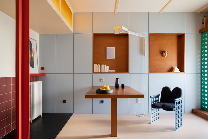 Un appartement, inspiré de Le Corbusier et de sa palette de couleurs et matériaux