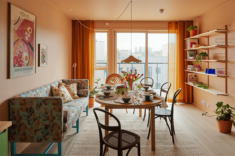 Un appartement avec un salon peint murs et plafond dans une teinte abricot pastel