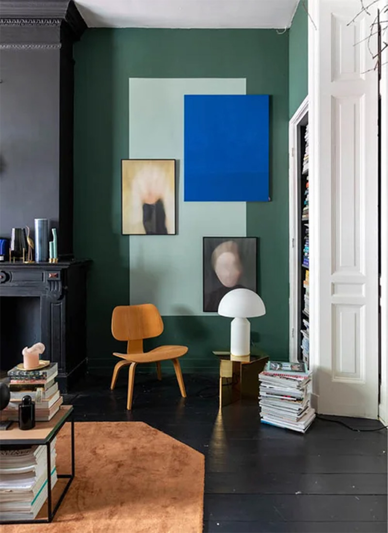 Mise en scène colorée dans un salon Mise en scène colorée dans un salon