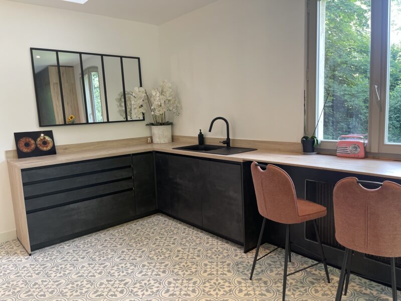 Deco Mosaic - Cuisine avec au sol des carreaux de ciment Lily