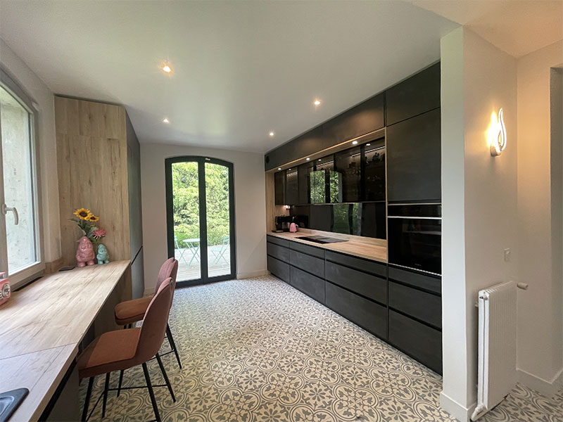 Deco Mosaic - Cuisine avec au sol des carreaux de ciment Lily