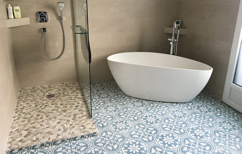 Une salle de bains avec un sol en carreaux de ciment Lily bleu