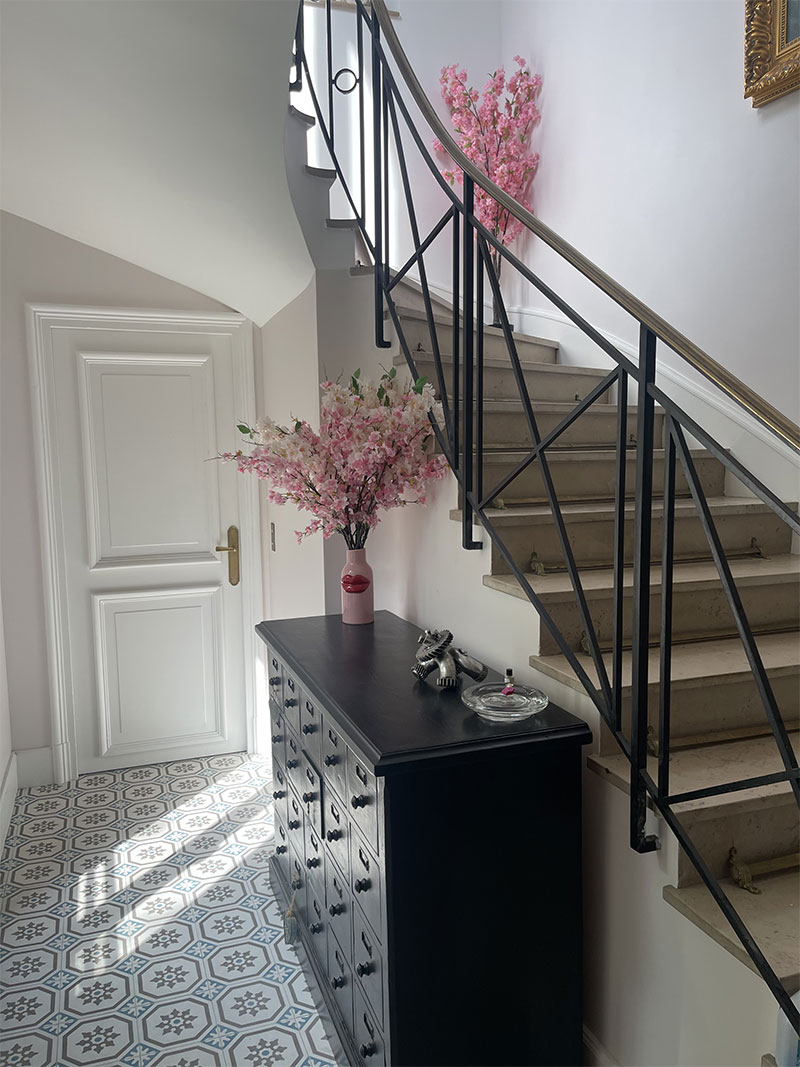  Deco Mosaic - Entrée de maison réalisée avec des carreaux de ciment Snowflake