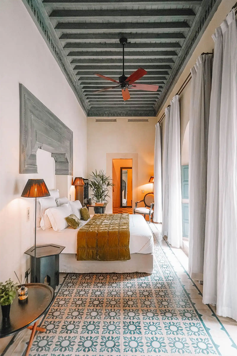 Une chambre décorée avec des carreaux de ciment au sol - Riad Tarabel à Marrakesh